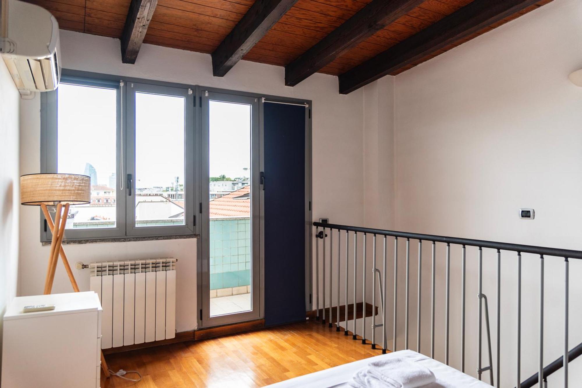 Youhosty - Rosmini 8 *